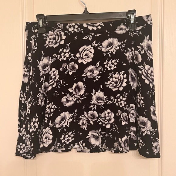 Forever 21~Skater Skirt~Size L~Black & White~Rose Pattern - Picture 2 of 5